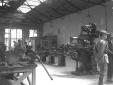 Operai al lavoro all'interno di un'officina ad Add ...