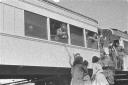 Graziani dal finestrino della carrozza di un treno ...