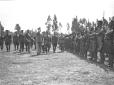 Cerimonia militare sul prato del Piccolo Ghebb Im ...