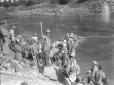 Truppe traghetano un fiume