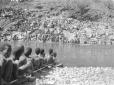 Truppe traghetano un fiume