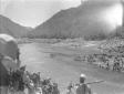 Truppe traghetano un fiume