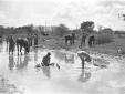 Sosta di truppe in un fiume