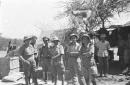 Militari italiani ritratti in un accampamento