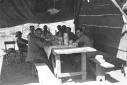 Militari italiani durante il pranzo in un accampam ...