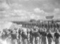 Una banda di militi suona mentre sfilano i reparti ...