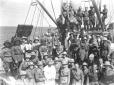 Foto di gruppo di militari su una nave