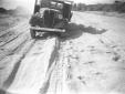 Autocarro in marcia nel deserto