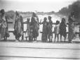 Donne somale e bambini su un ponte