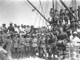 Gruppo di soldati su una nave