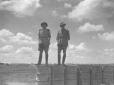 Due soldati in piedi su dei bidoni