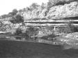 Zona montuosa con una pozza d'acqua