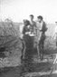 Soldato italiano aiuta due somali a lavarsi