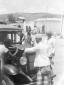 Alcuni etiopi osservano un'automobile