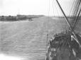 Nave in navigazione sul canale di Suez