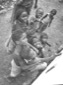 Bambini indigeni lungo i binari di una ferrovia