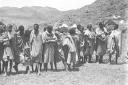Un gruppo di uomini etiopi riunito nei p ...