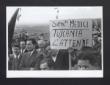 Alcuni uomini assistono alla cerimonia di consegna ...