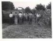 Uomini attorno ad un camion con prodotti agricoli, ...
