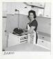 Ritratto di una donna in cucina, che mostra una pe ...