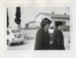 Due donne davanti all'edificio delle Scuole Elemen ...