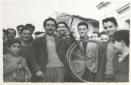 Foto ritratto di gruppo. Uomini (ed un ragazzo) in ...
