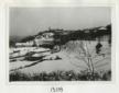 Veduta di un paese su una collina innevata