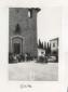 Persone davanti al sagrato di una chiesa, in attes ...