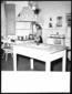 La cucina di una casa colonica. Una donna, ai forn ...