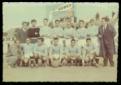 Una squadra di calcio locale con il proprio allena ...