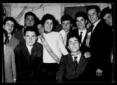 Alcuni govani posano per una fotografia di gruppo, ...