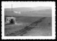 Veduta panoramica di un campo. Sullo sfondo, un im ...