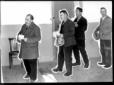 Exilles. Alcune persone si dirigono verso un'aula  ...