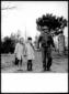 Un uomo tiene per la mano due bambine