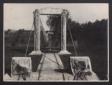 Veduta di un ponte monumentale sospeso