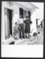 Una famiglia di assegnatari posa per una fotografi ...