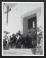 Alcuni anziani siedono all'ingresso di una chiesa, ...