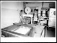 Interno di uno stabilimento caseario. Due uomini p ...