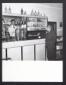 Un uomo beve un caff all'interno di un bar. Dietr ...