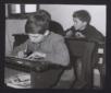 Alcuni bambini studiano, seduti al banco della lor ...