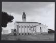 Veduta laterale di una chiesa e del suo campanile