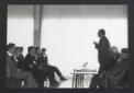 Un gruppo di giovani  riunito in una sala, in occ ...