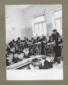Intreno di un'aula scolastica. Gli alunni sono sed ...