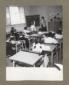 Interno di una classe elementare. Un'alunna scrive ...