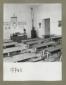 Interno di aula scolastica. Si vedono i banche, il ...