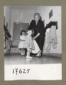 Una donna con due piccole bambine all'interno di u ...