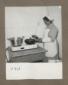 Una donna ai fornelli in cucina
