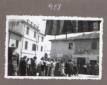 Gruppo di assegnatari nella piazza di Montalto di  ...