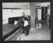 Industria vinicola. Operai al lavoro per l'imbotti ...