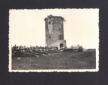 Esposizione di aratri sotto la torre di Monterazza ...
